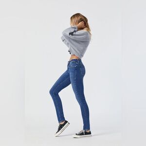 MAVI GOLD Alexa Skinny Jeans
Mid Rise super skinny plum‎ color size 27/33 NWT
